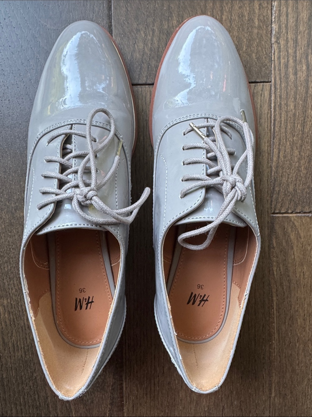 H&M Women's Light Gray Patent Lace-Up Oxford Shoes, size 5.5